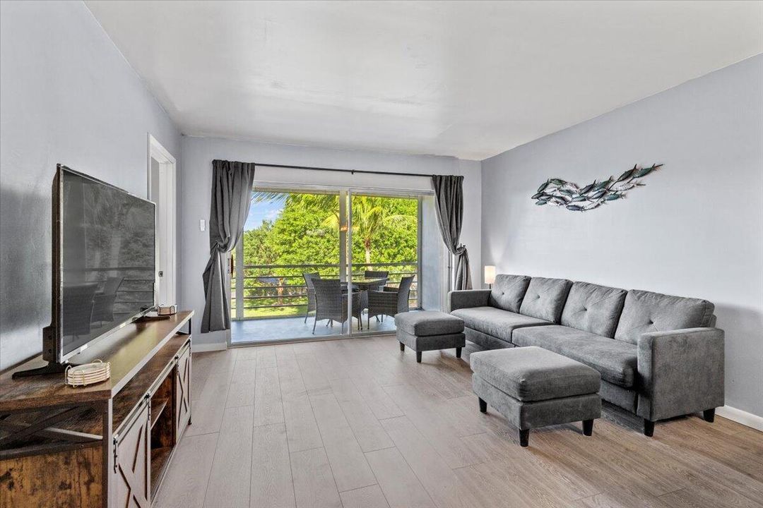 For Rent: $2,200 (2 beds, 1 baths, 806 Square Feet)