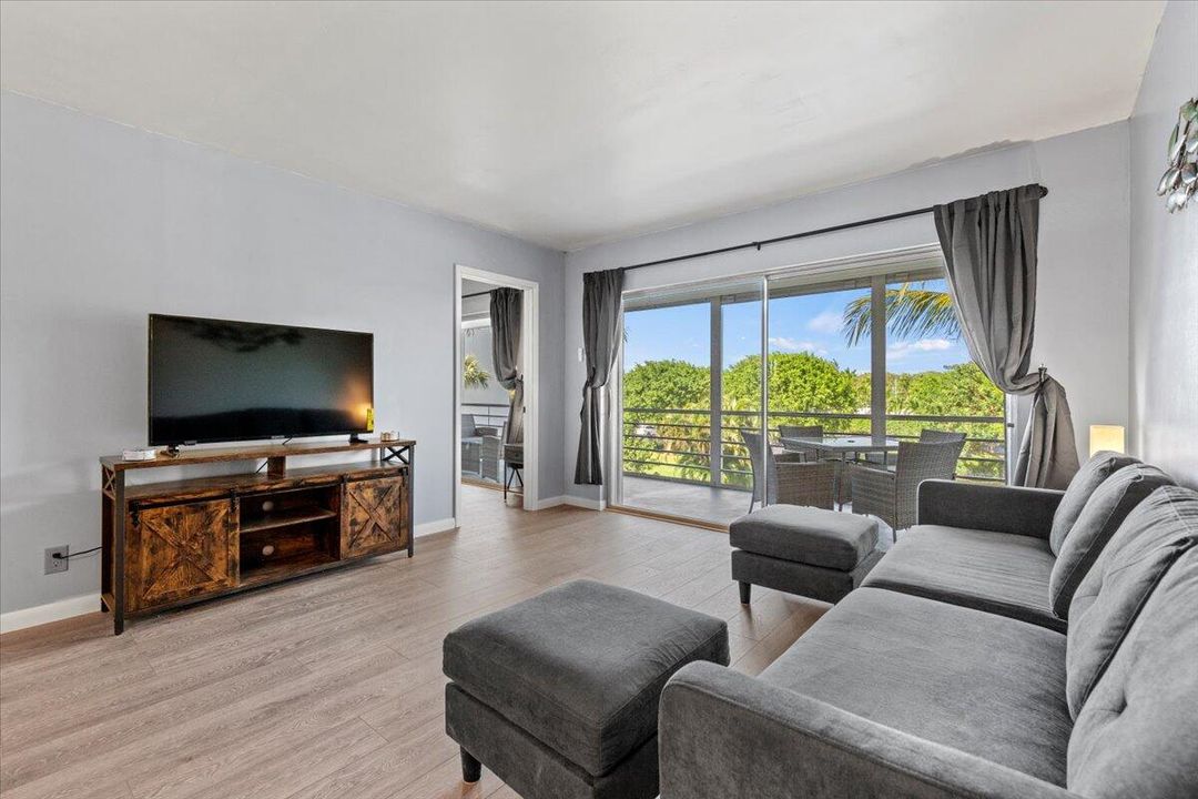 For Rent: $2,200 (2 beds, 1 baths, 806 Square Feet)