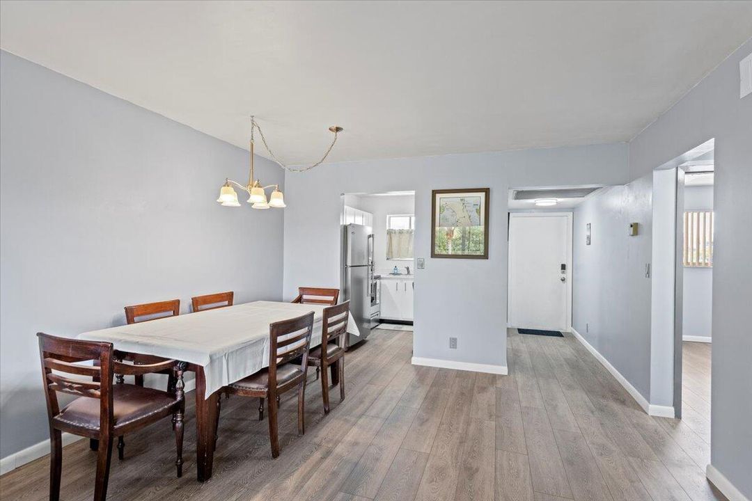 For Rent: $2,200 (2 beds, 1 baths, 806 Square Feet)