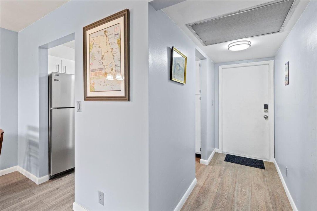 For Rent: $2,200 (2 beds, 1 baths, 806 Square Feet)