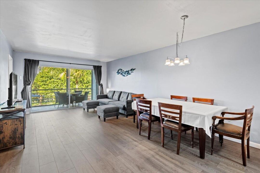 For Rent: $2,200 (2 beds, 1 baths, 806 Square Feet)