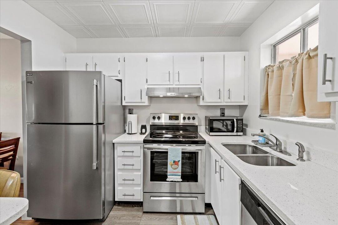 For Rent: $2,200 (2 beds, 1 baths, 806 Square Feet)