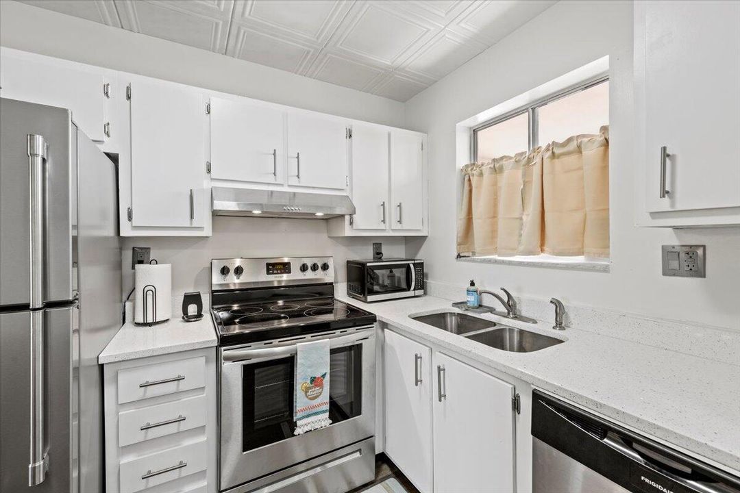 For Rent: $2,200 (2 beds, 1 baths, 806 Square Feet)