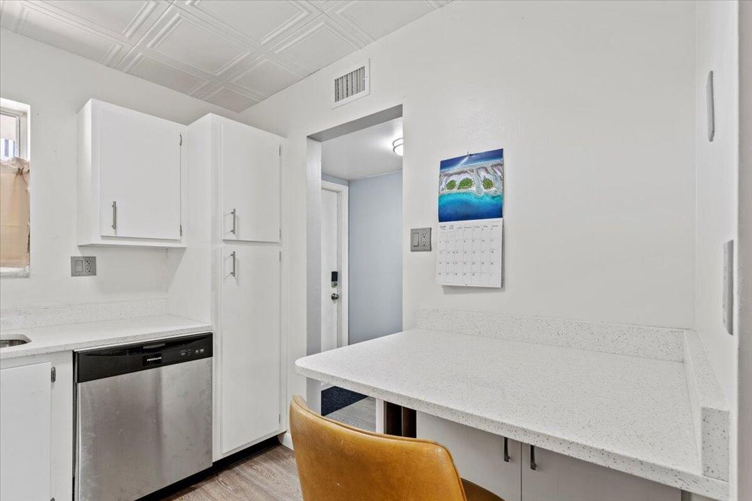 For Rent: $2,200 (2 beds, 1 baths, 806 Square Feet)