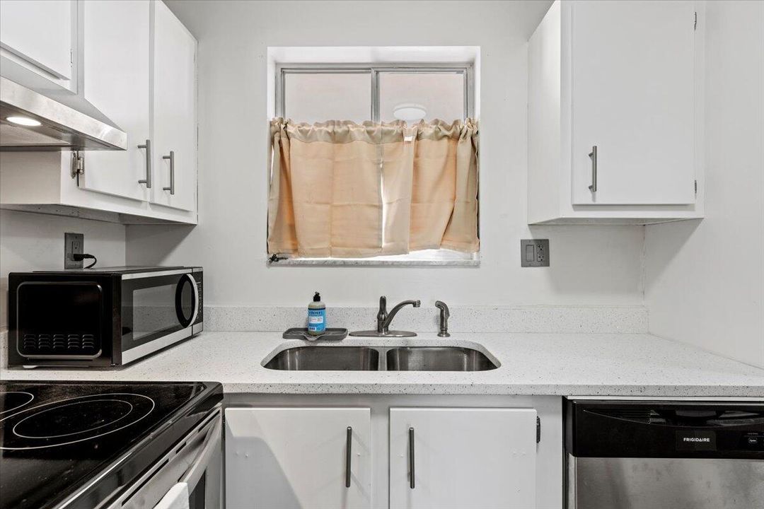 For Rent: $2,200 (2 beds, 1 baths, 806 Square Feet)