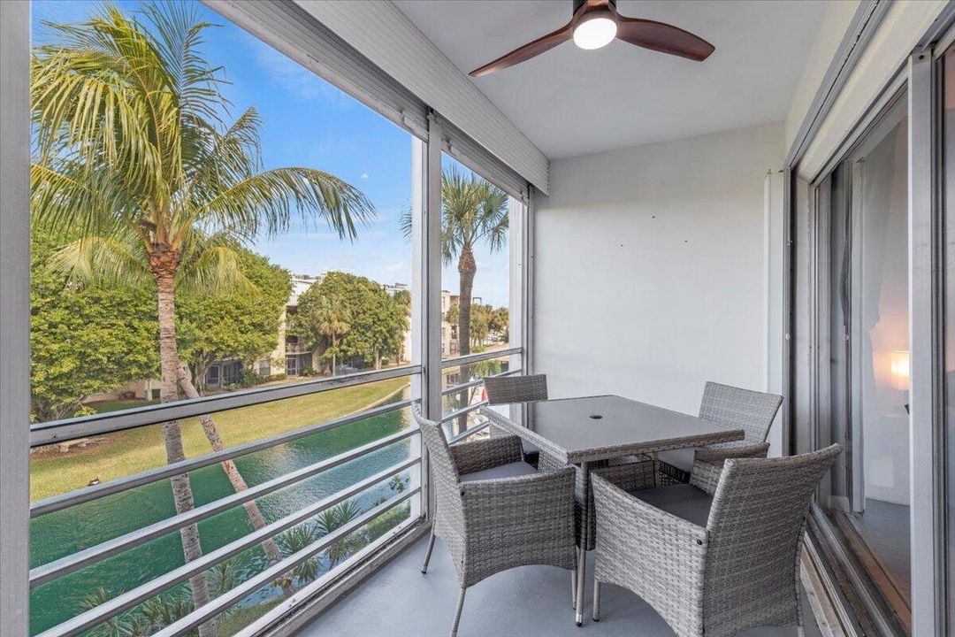 For Rent: $2,200 (2 beds, 1 baths, 806 Square Feet)