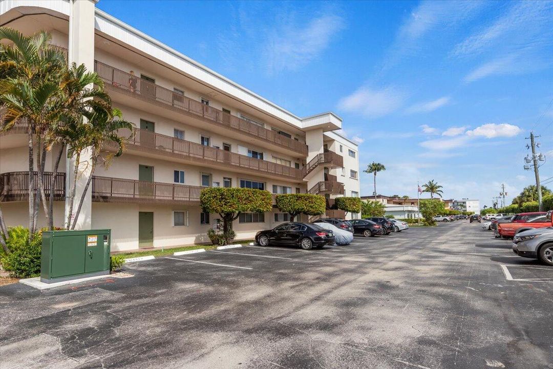 For Rent: $2,200 (2 beds, 1 baths, 806 Square Feet)