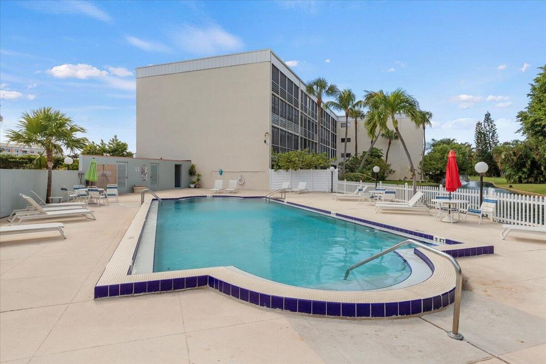 For Rent: $2,200 (2 beds, 1 baths, 806 Square Feet)