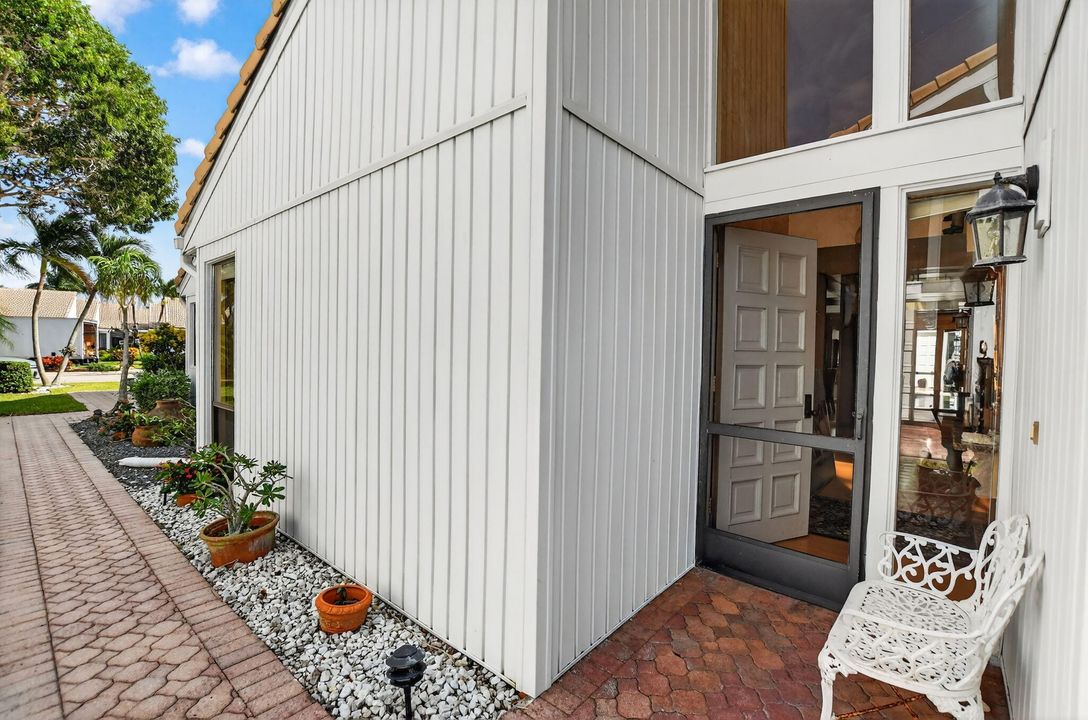 合同活跃: $899,000 (3 贝兹, 2 浴室, 1979 平方英尺)