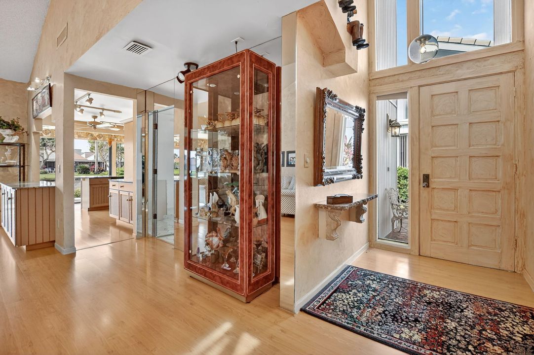 合同活跃: $899,000 (3 贝兹, 2 浴室, 1979 平方英尺)