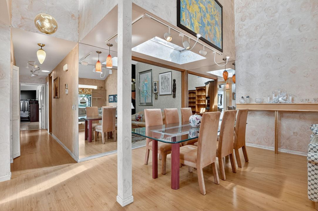 合同活跃: $899,000 (3 贝兹, 2 浴室, 1979 平方英尺)