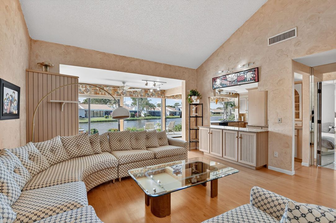 合同活跃: $899,000 (3 贝兹, 2 浴室, 1979 平方英尺)