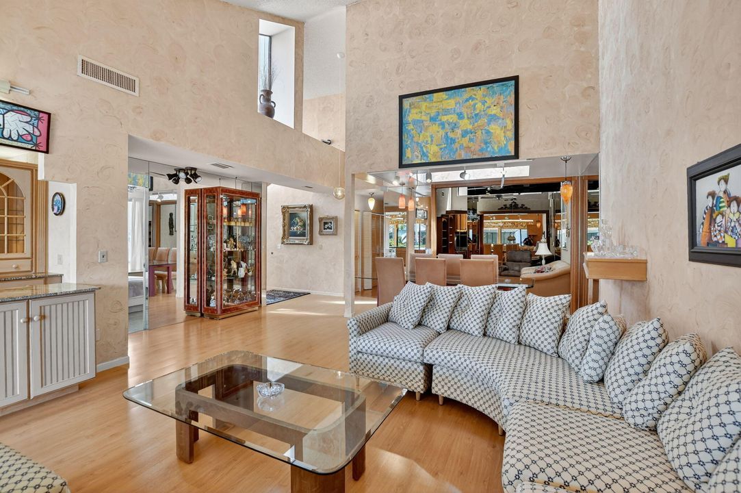 合同活跃: $899,000 (3 贝兹, 2 浴室, 1979 平方英尺)