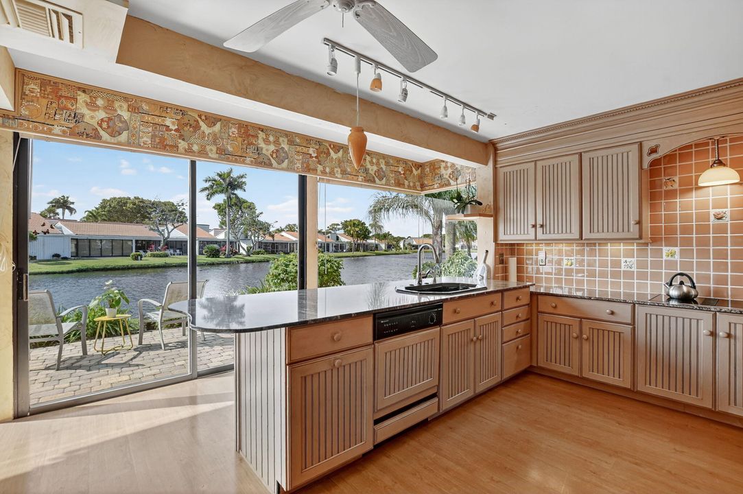 合同活跃: $899,000 (3 贝兹, 2 浴室, 1979 平方英尺)