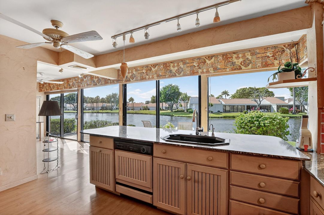 合同活跃: $899,000 (3 贝兹, 2 浴室, 1979 平方英尺)