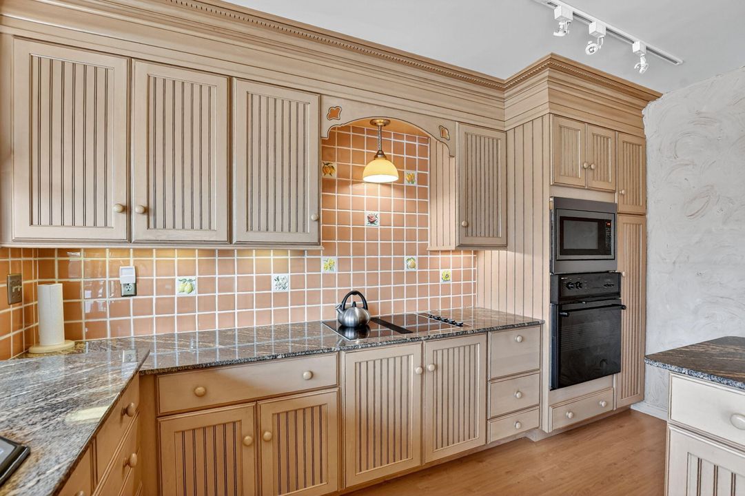 合同活跃: $899,000 (3 贝兹, 2 浴室, 1979 平方英尺)