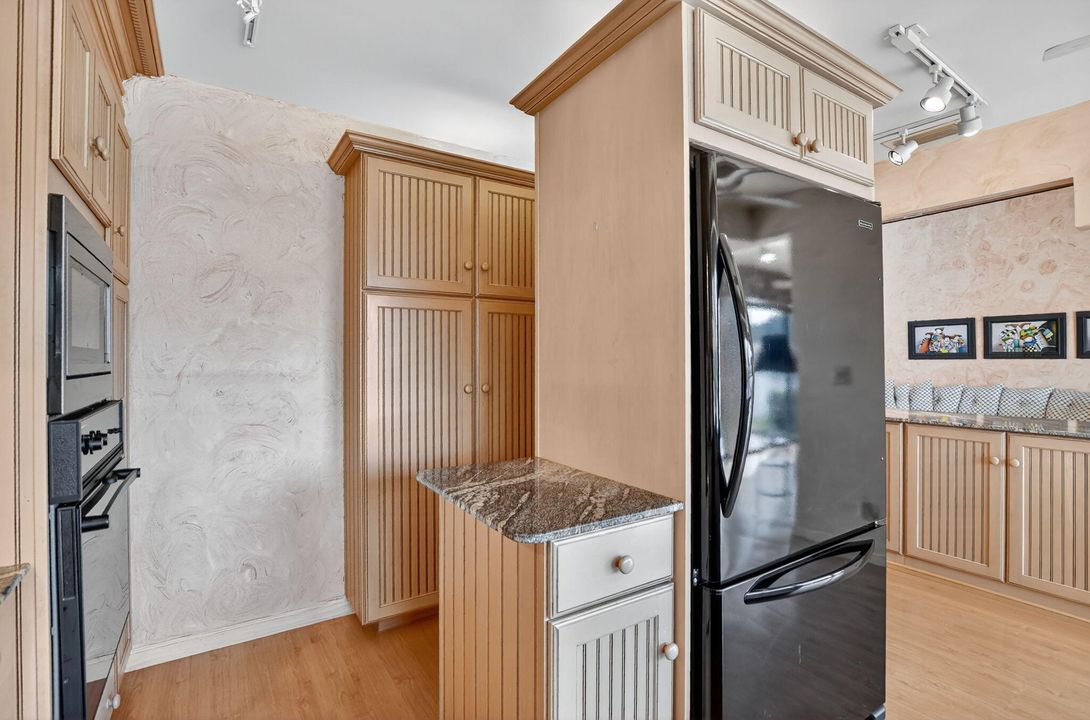 合同活跃: $899,000 (3 贝兹, 2 浴室, 1979 平方英尺)