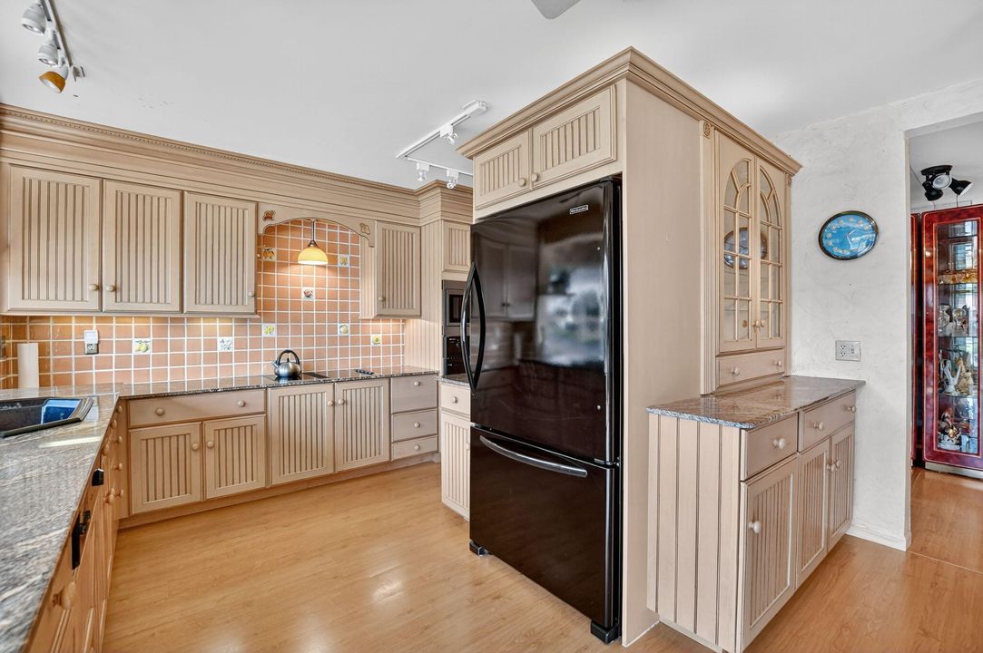 合同活跃: $899,000 (3 贝兹, 2 浴室, 1979 平方英尺)