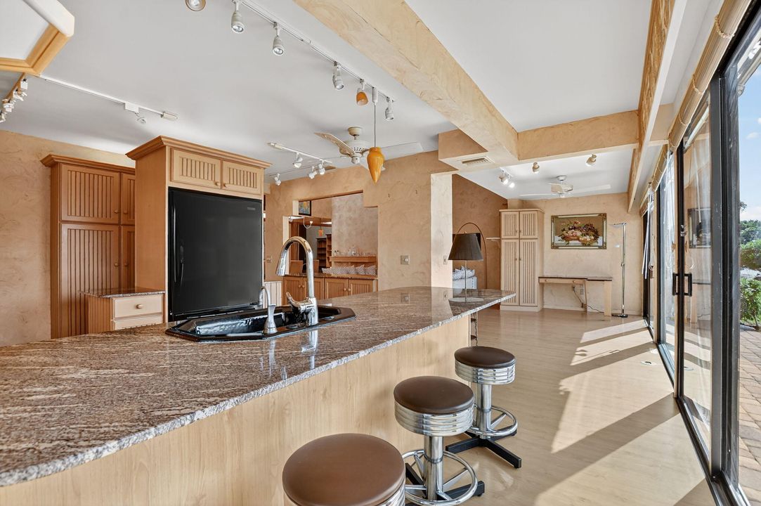 合同活跃: $899,000 (3 贝兹, 2 浴室, 1979 平方英尺)