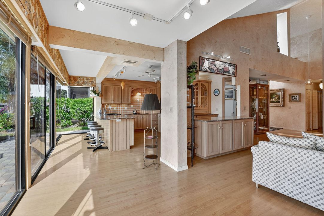 合同活跃: $899,000 (3 贝兹, 2 浴室, 1979 平方英尺)