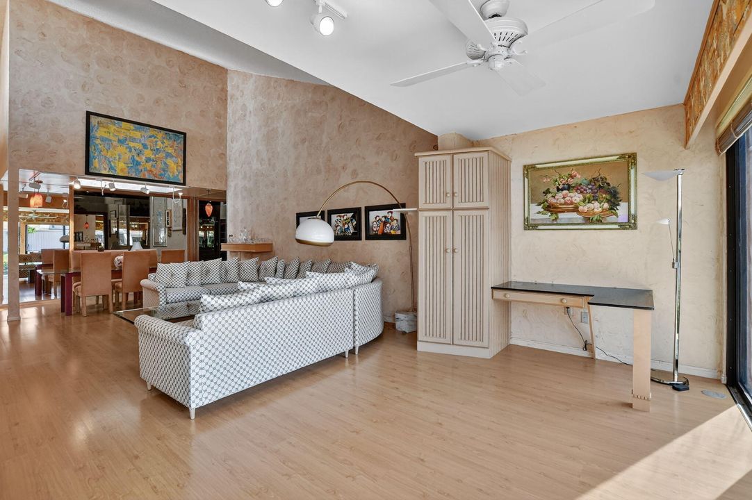 合同活跃: $899,000 (3 贝兹, 2 浴室, 1979 平方英尺)