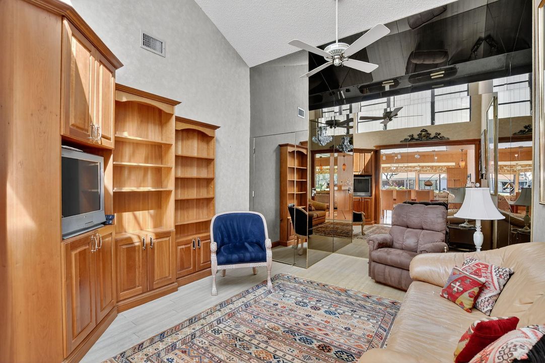 合同活跃: $899,000 (3 贝兹, 2 浴室, 1979 平方英尺)