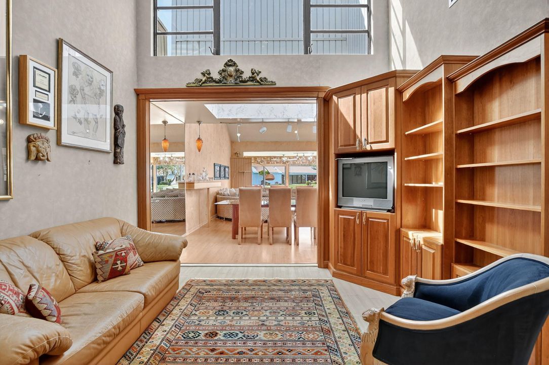 合同活跃: $899,000 (3 贝兹, 2 浴室, 1979 平方英尺)