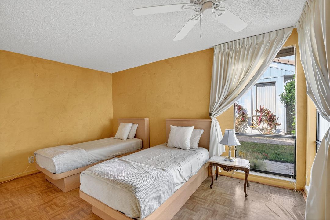 合同活跃: $899,000 (3 贝兹, 2 浴室, 1979 平方英尺)