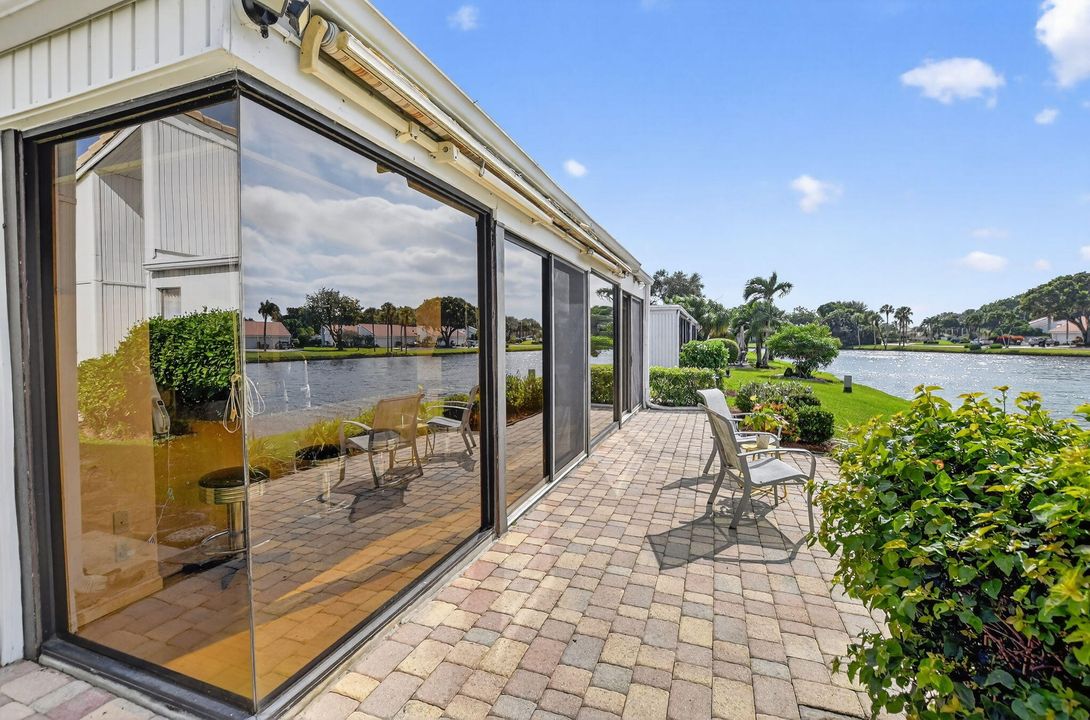 合同活跃: $899,000 (3 贝兹, 2 浴室, 1979 平方英尺)