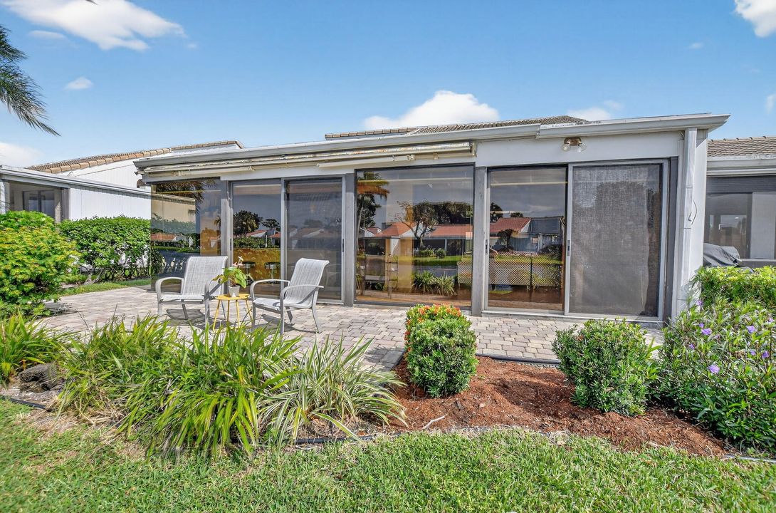 合同活跃: $899,000 (3 贝兹, 2 浴室, 1979 平方英尺)