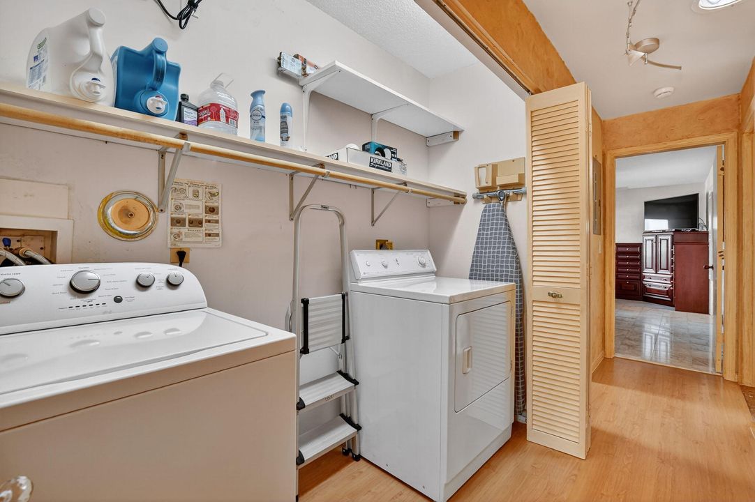 合同活跃: $899,000 (3 贝兹, 2 浴室, 1979 平方英尺)