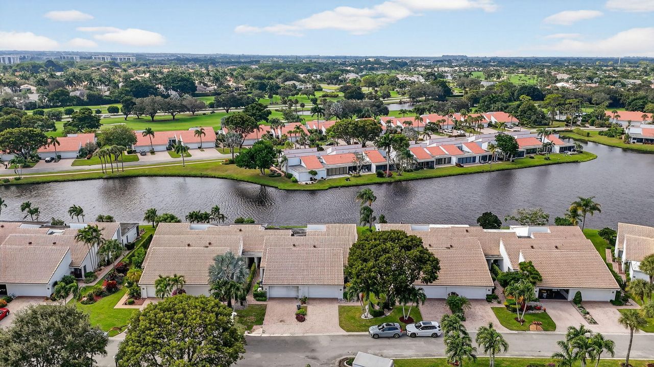 合同活跃: $899,000 (3 贝兹, 2 浴室, 1979 平方英尺)