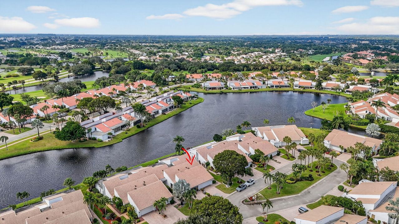 合同活跃: $899,000 (3 贝兹, 2 浴室, 1979 平方英尺)