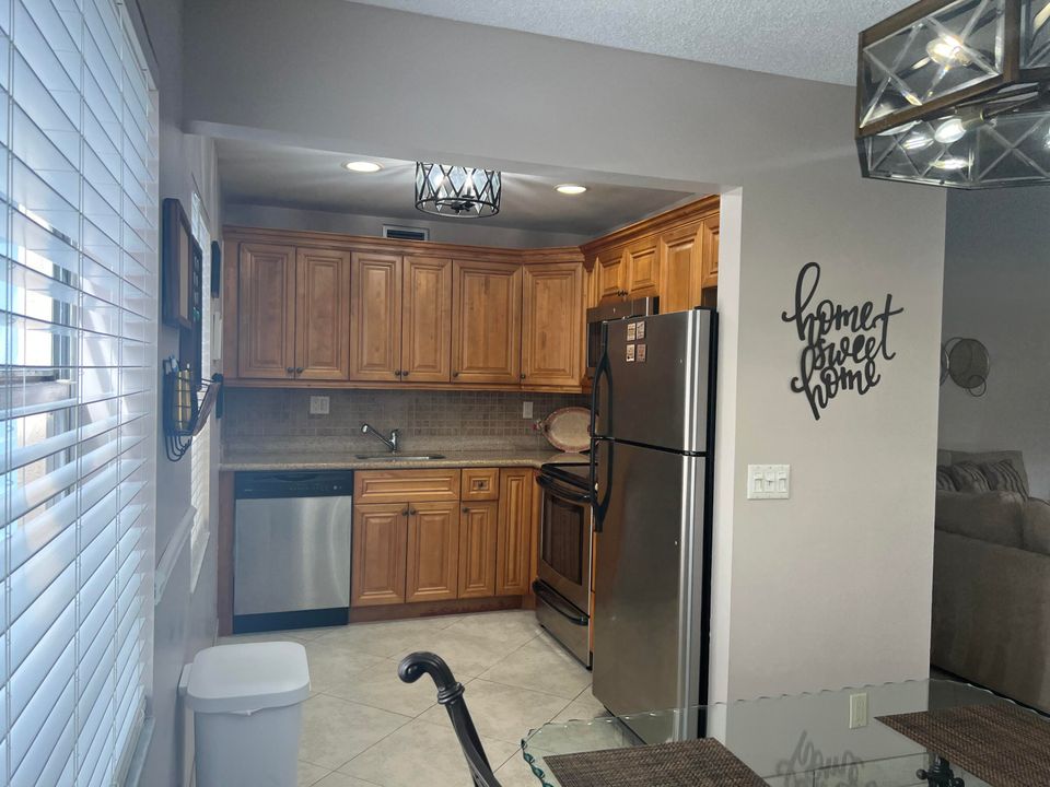 For Sale: $100,000 (2 beds, 2 baths, 920 Square Feet)