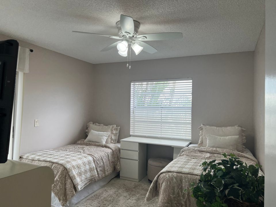 For Sale: $100,000 (2 beds, 2 baths, 920 Square Feet)