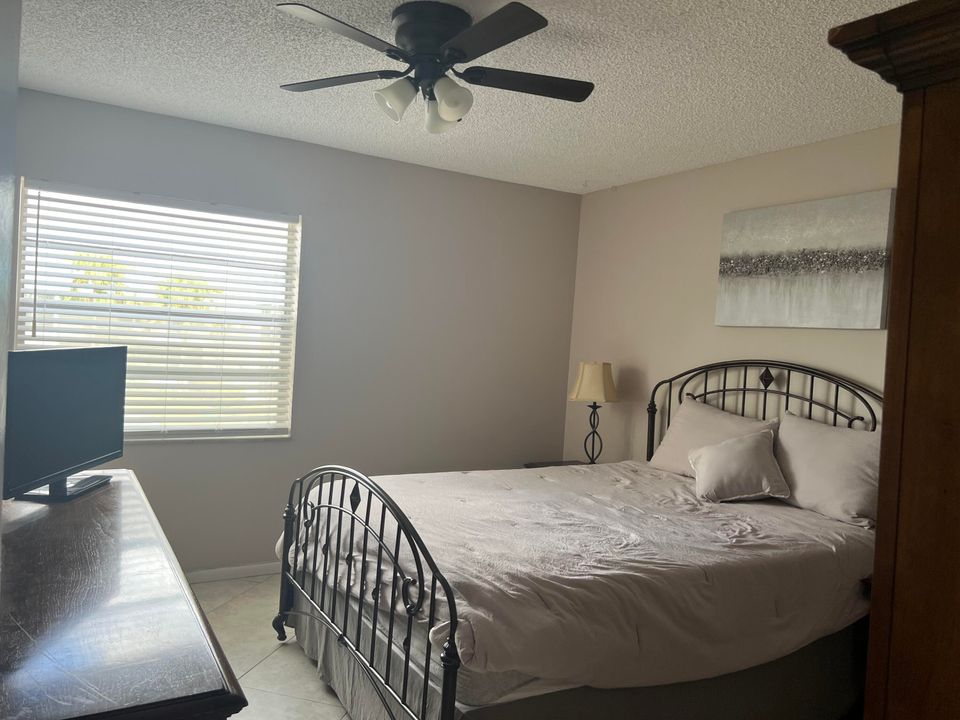For Sale: $100,000 (2 beds, 2 baths, 920 Square Feet)
