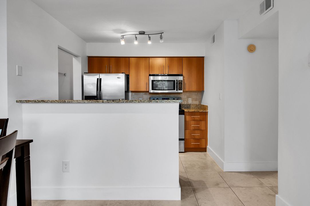 待售: $234,900 (1 贝兹, 1 浴室, 751 平方英尺)