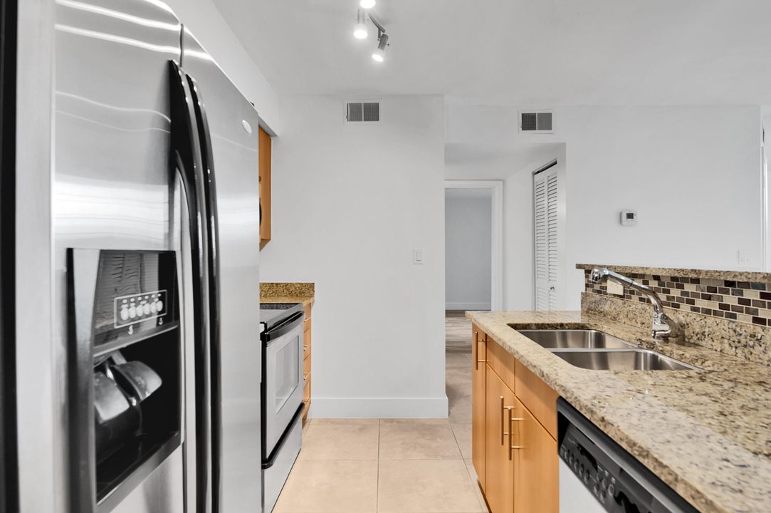 待售: $234,900 (1 贝兹, 1 浴室, 751 平方英尺)