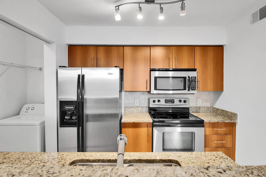 待售: $234,900 (1 贝兹, 1 浴室, 751 平方英尺)