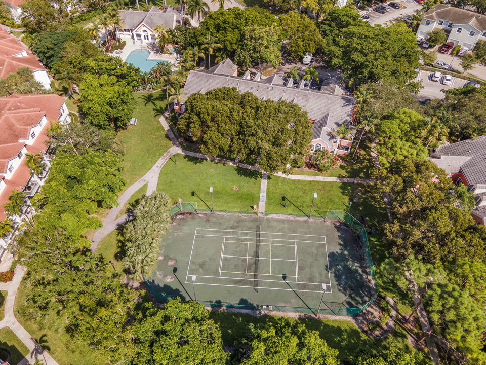 待售: $234,900 (1 贝兹, 1 浴室, 751 平方英尺)