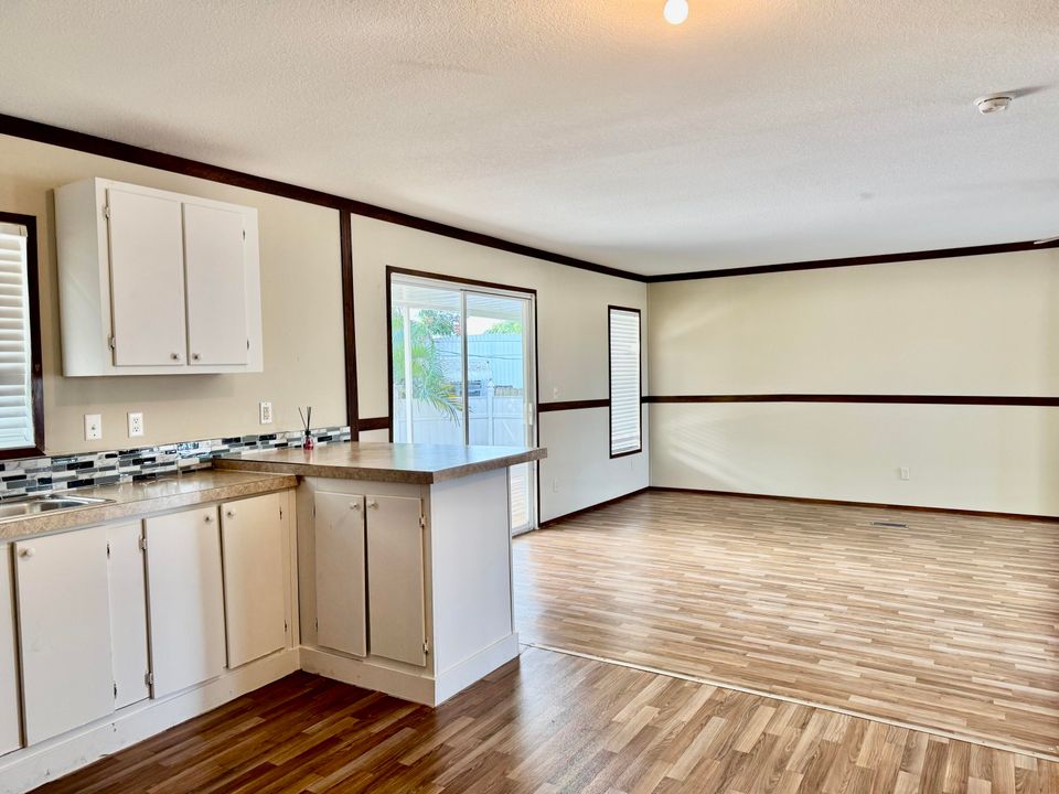 For Sale: $219,000 (3 beds, 2 baths, 1411 Square Feet)