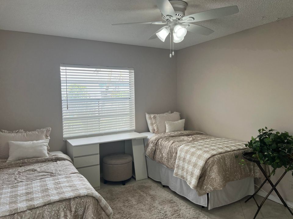 For Sale: $100,000 (2 beds, 2 baths, 920 Square Feet)