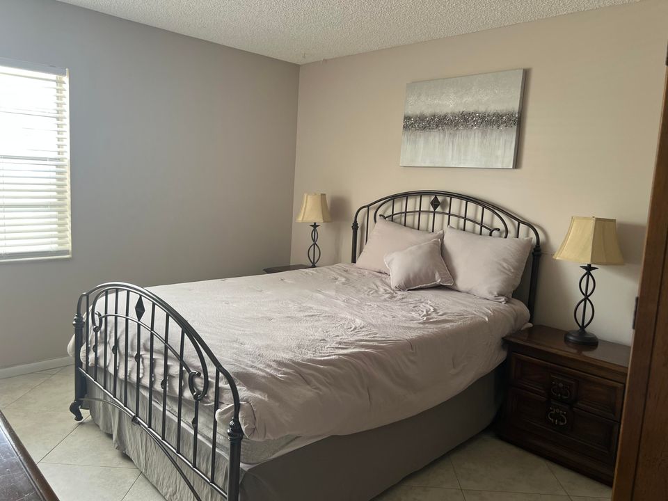 For Sale: $100,000 (2 beds, 2 baths, 920 Square Feet)