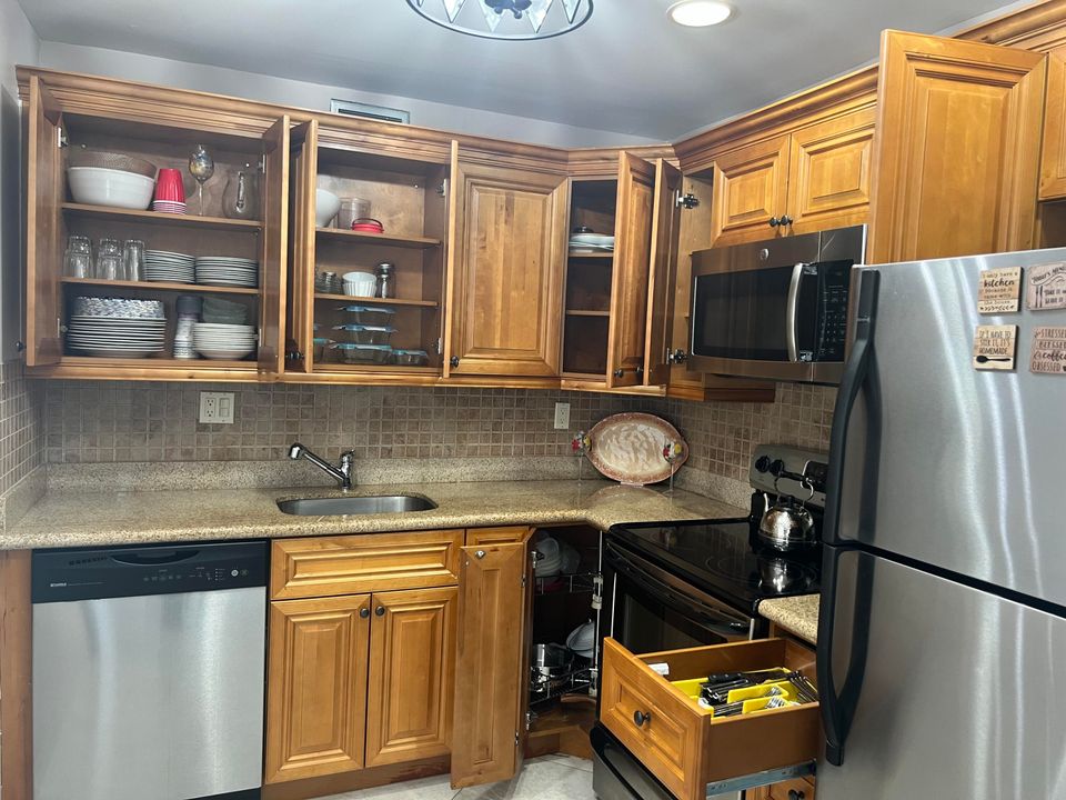 For Sale: $100,000 (2 beds, 2 baths, 920 Square Feet)