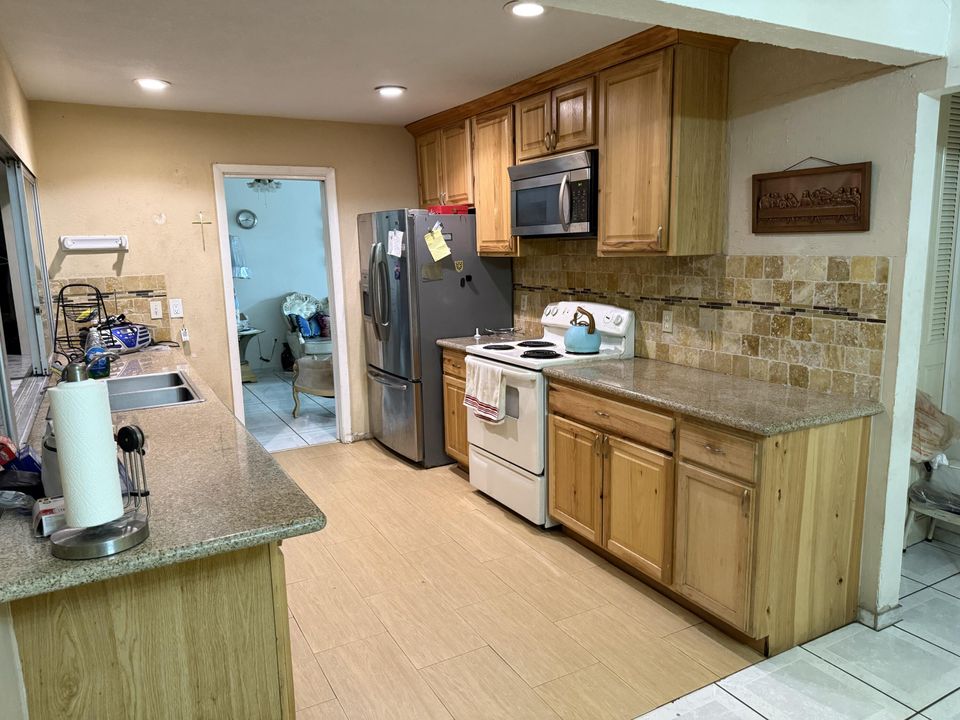 合同活跃: $500,000 (3 贝兹, 2 浴室, 2340 平方英尺)