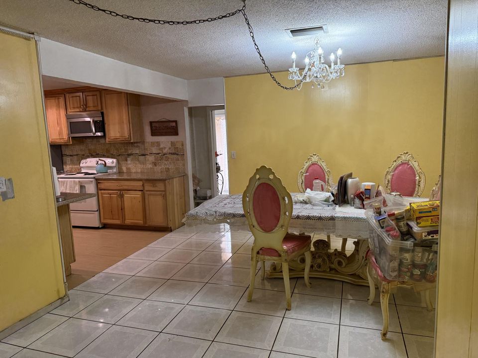 合同活跃: $500,000 (3 贝兹, 2 浴室, 2340 平方英尺)