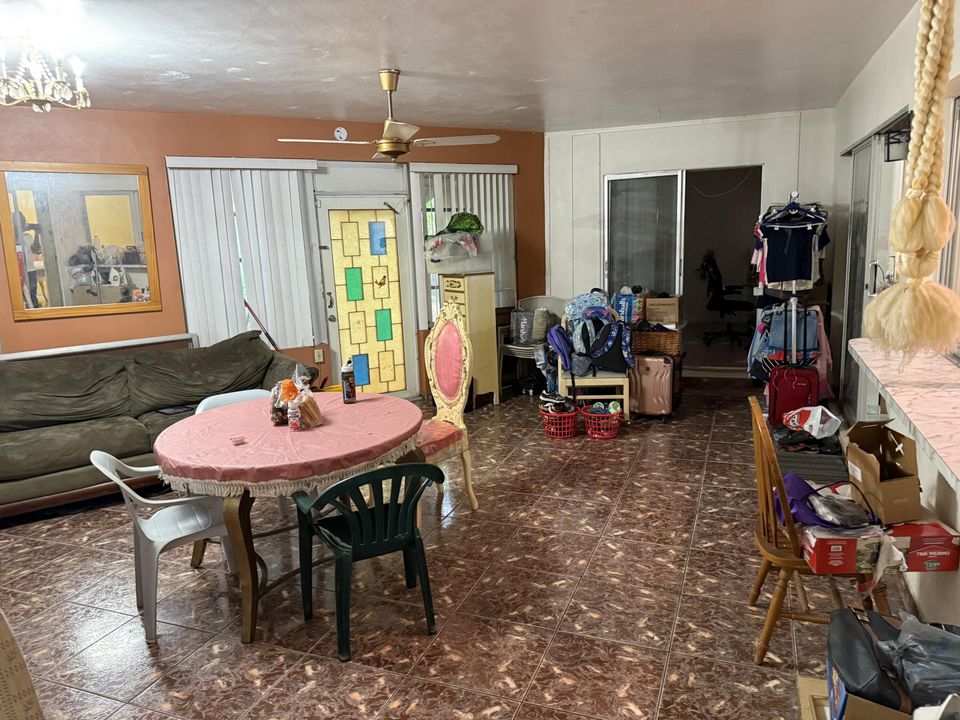 合同活跃: $500,000 (3 贝兹, 2 浴室, 2340 平方英尺)