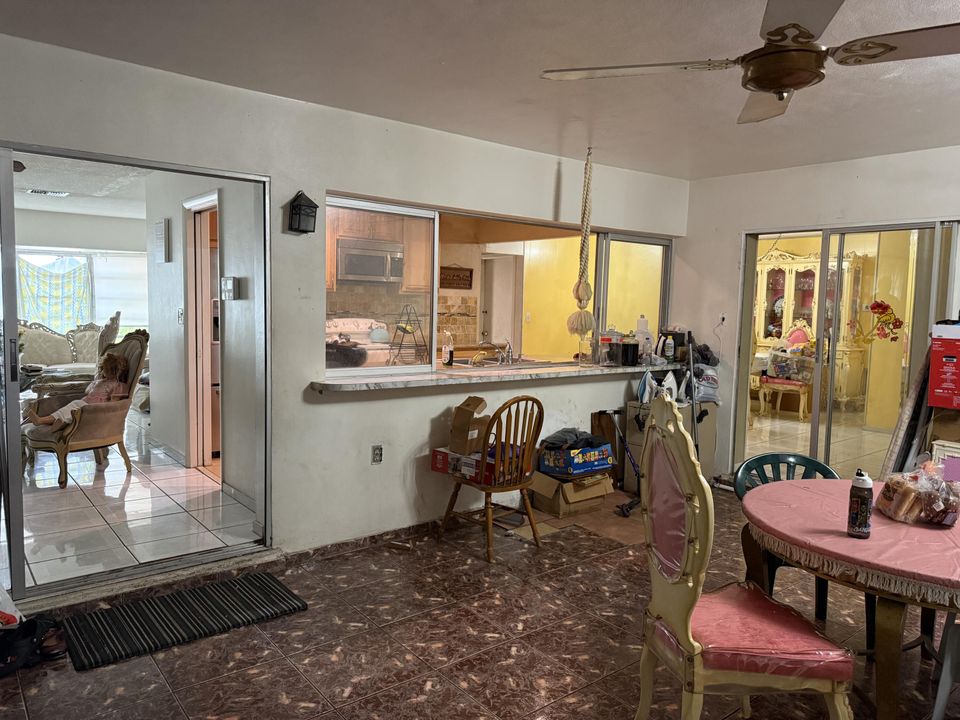 合同活跃: $500,000 (3 贝兹, 2 浴室, 2340 平方英尺)