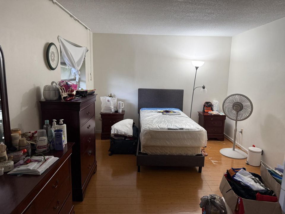 合同活跃: $500,000 (3 贝兹, 2 浴室, 2340 平方英尺)