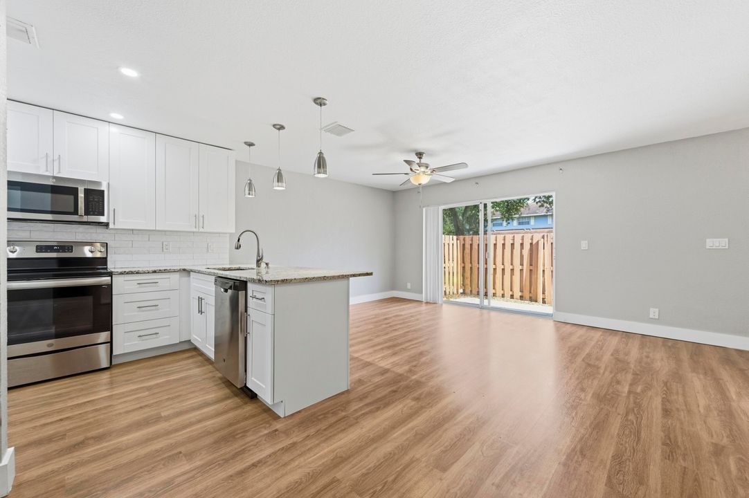 En Venta: $295,000 (3 camas, 2 baños, 1365 Pies cuadrados)